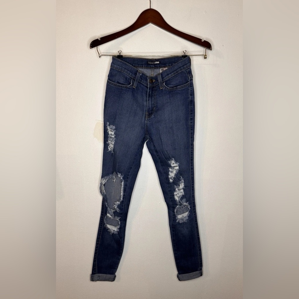 FASHION NOVA DISTRESSED JEANS SIZE 1 (24W)